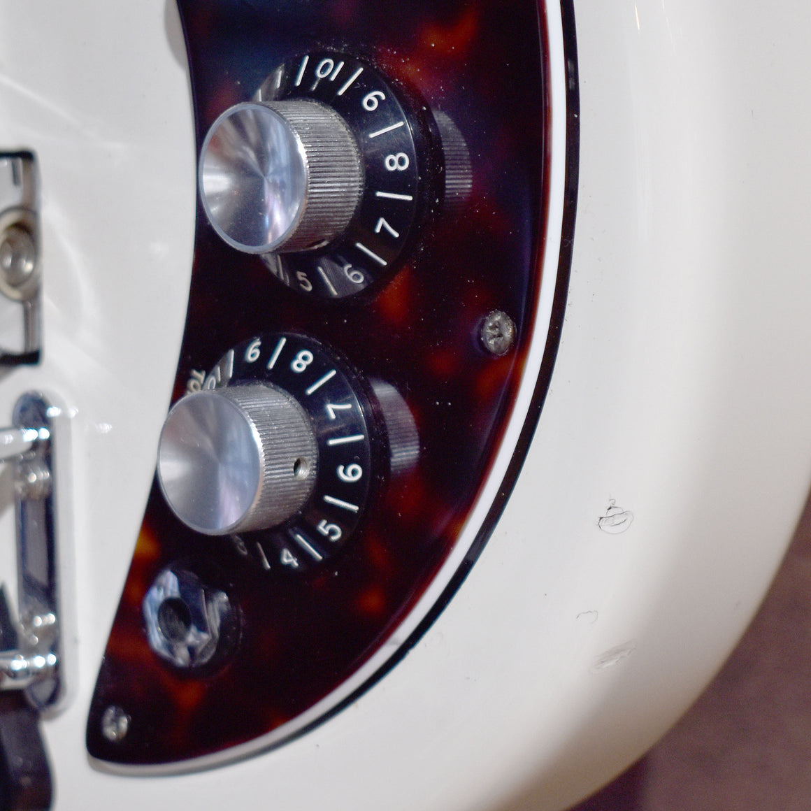 2004 40th Anniversary Burns Hank Marvin White Electric Guitar w/Hard Case (1638) (Pre-Owned)