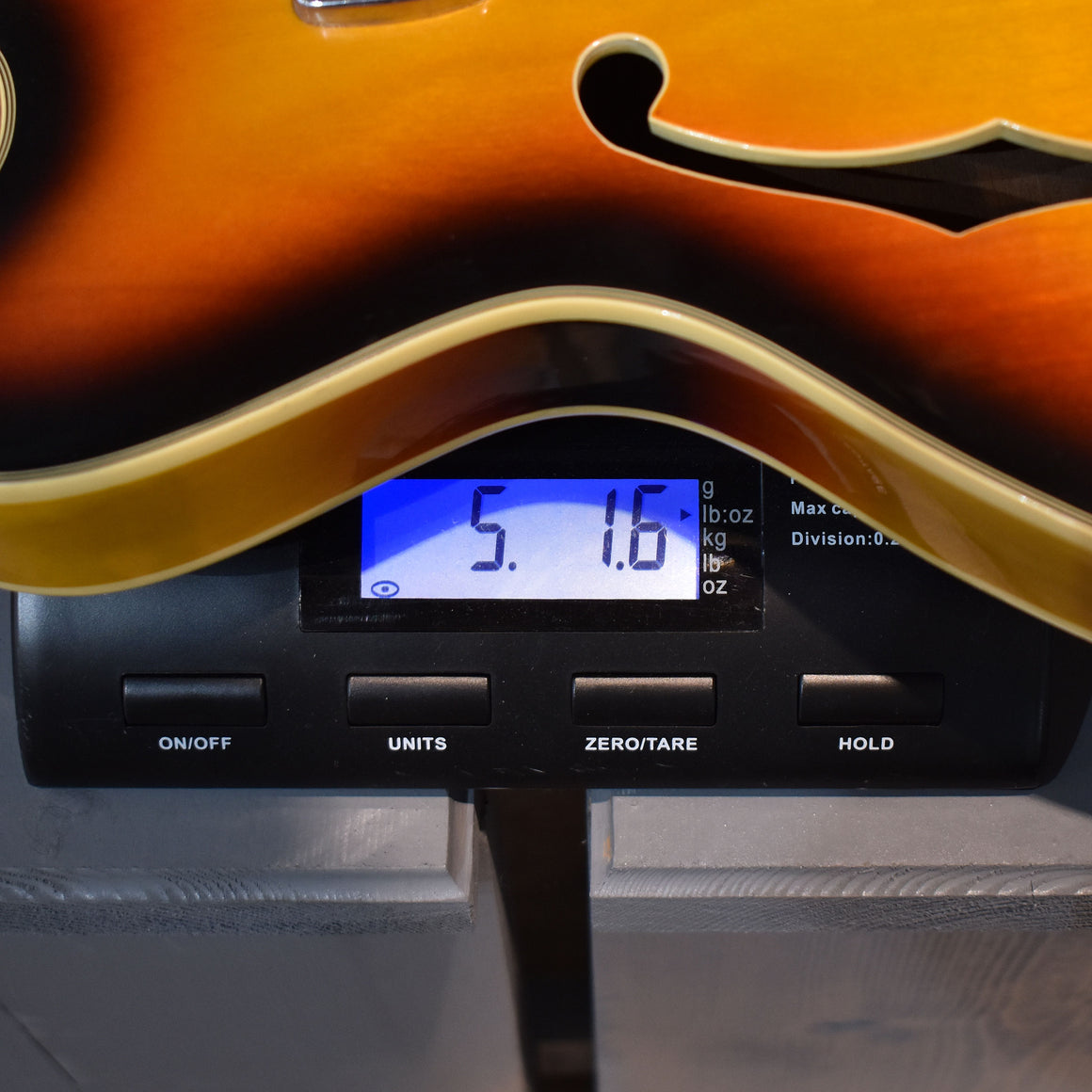 Audition Tiesco Semi Hollow 3-Tone-Sunburst Electric Guitar w/Gig Bag