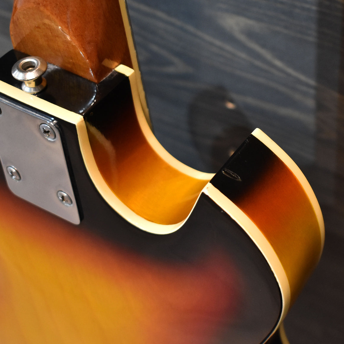 Audition Tiesco Semi Hollow 3-Tone-Sunburst Electric Guitar w/Gig Bag