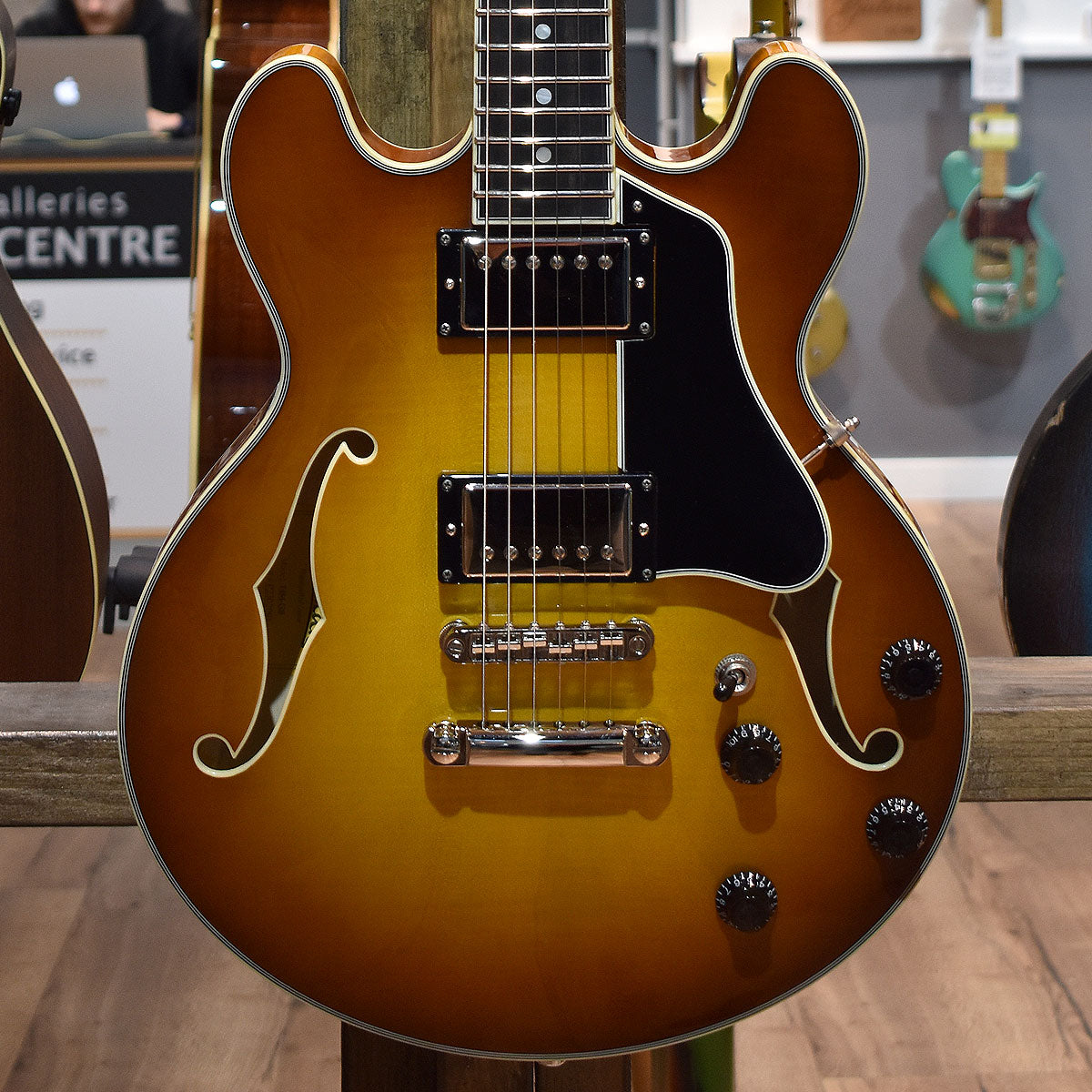 Eastman T484 GB Goldburst Electric Guitar w Hard Case