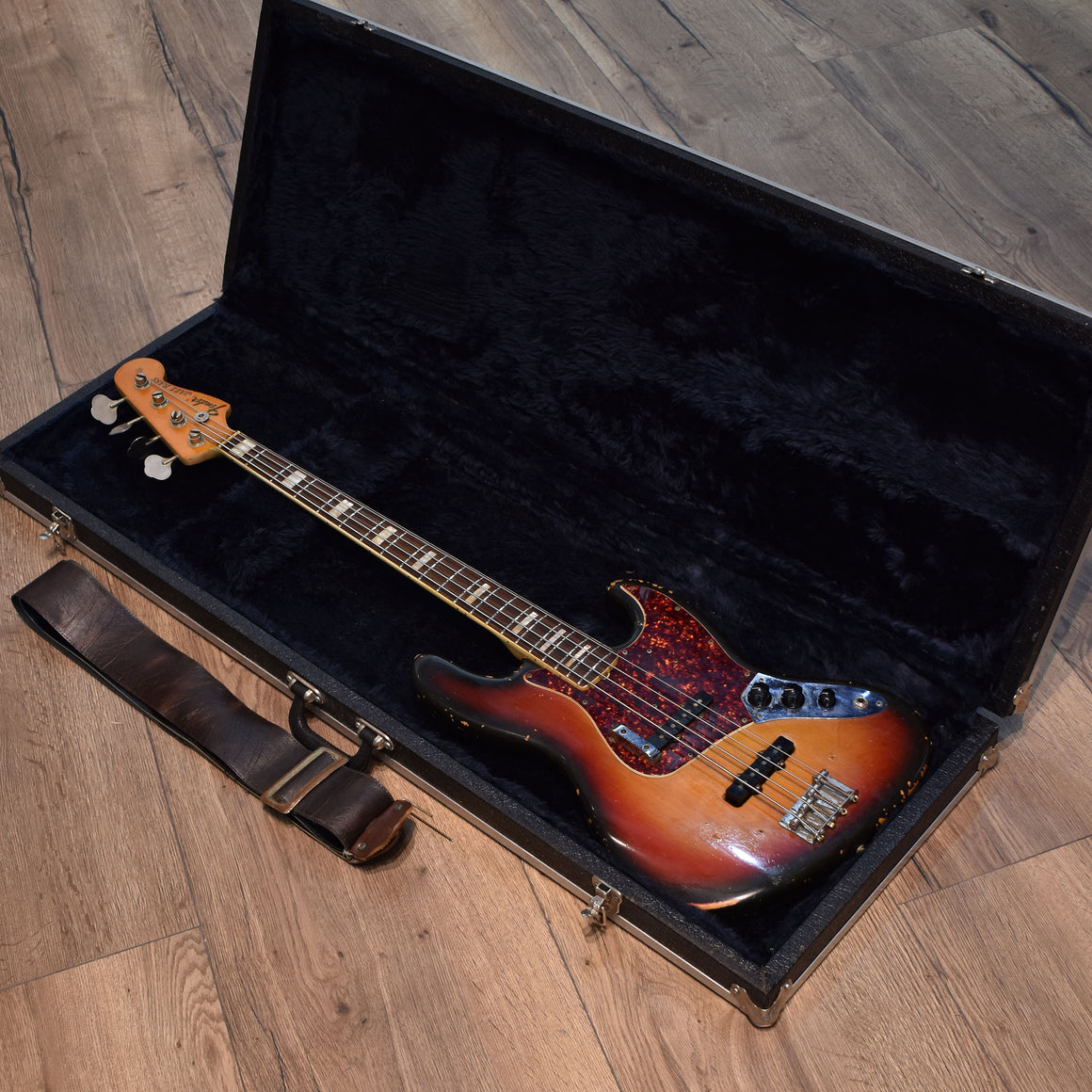 Fender Vintage 1972 Jazz Bass 3 Tone Sunburst w/Hard Case (Pre-Owned)