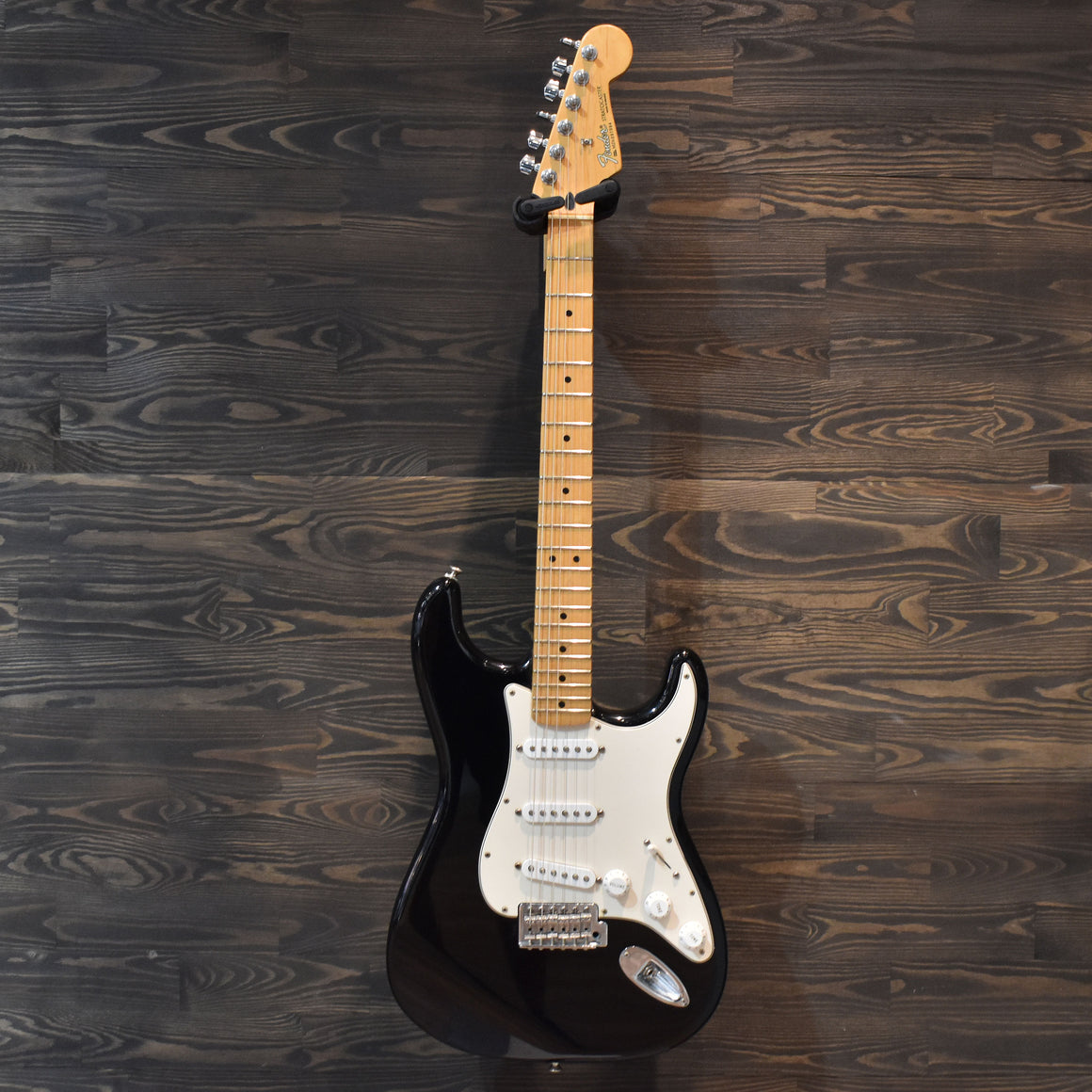 2006 Fender Stratocaster Standard Black w/Gig Bag (Pre-Owned)