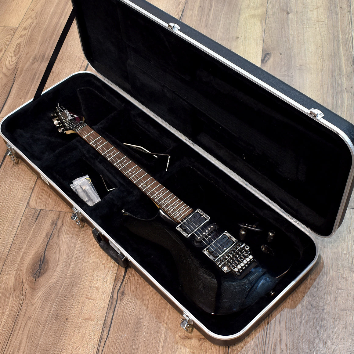 Ibanez S470 Electric Guitar Black w/ Gator Hard Case (Pre-Owned)