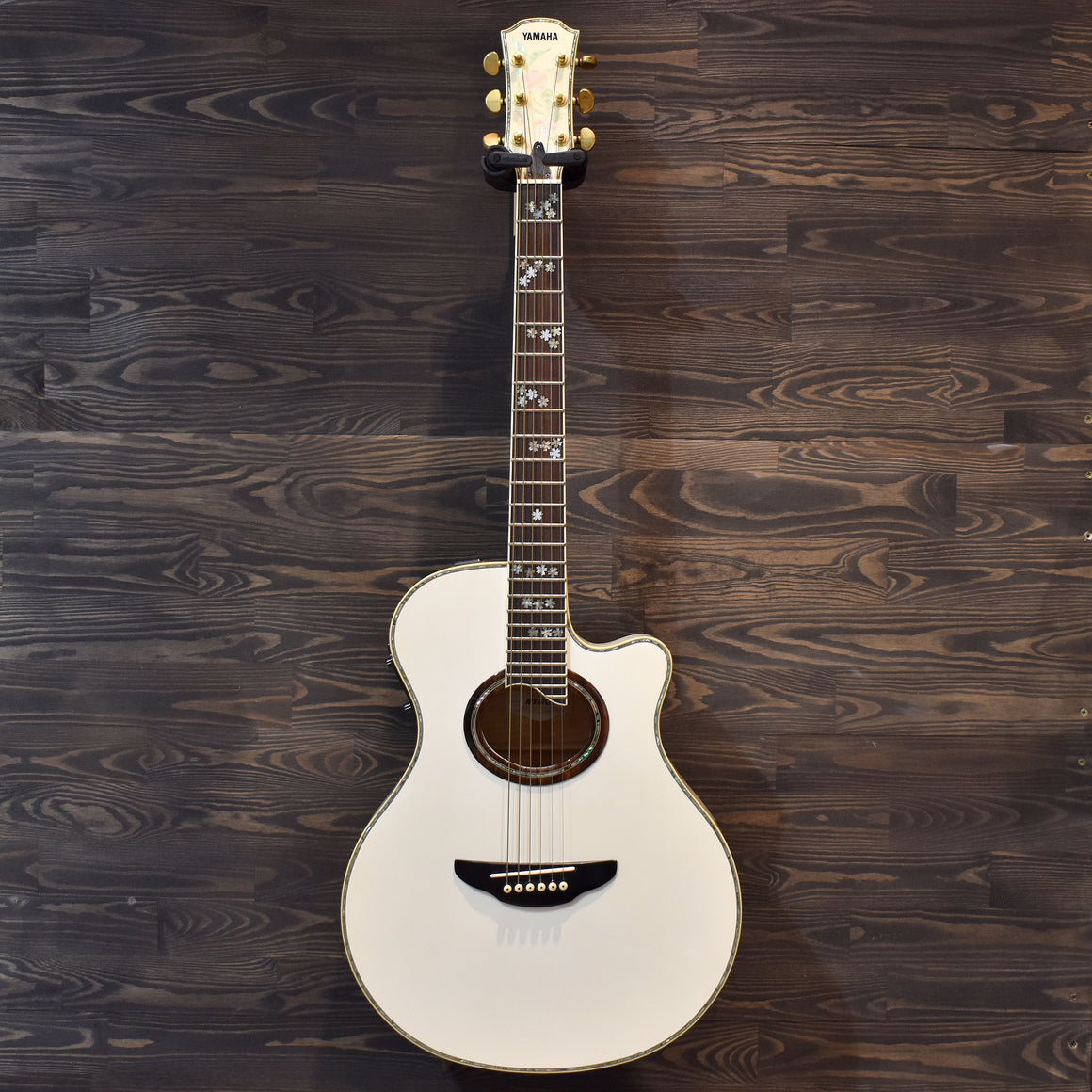Yamaha APX97LTD White Pearl Electro-Acoustic Guitar w/Hard Case (Pre-Owned)