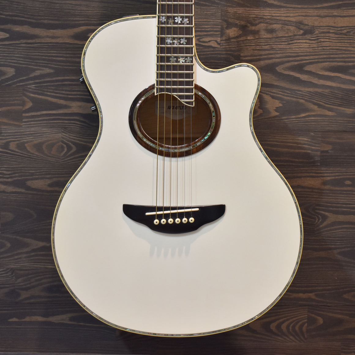 Yamaha APX97LTD White Pearl Electro-Acoustic Guitar w/Hard Case (Pre-Owned)