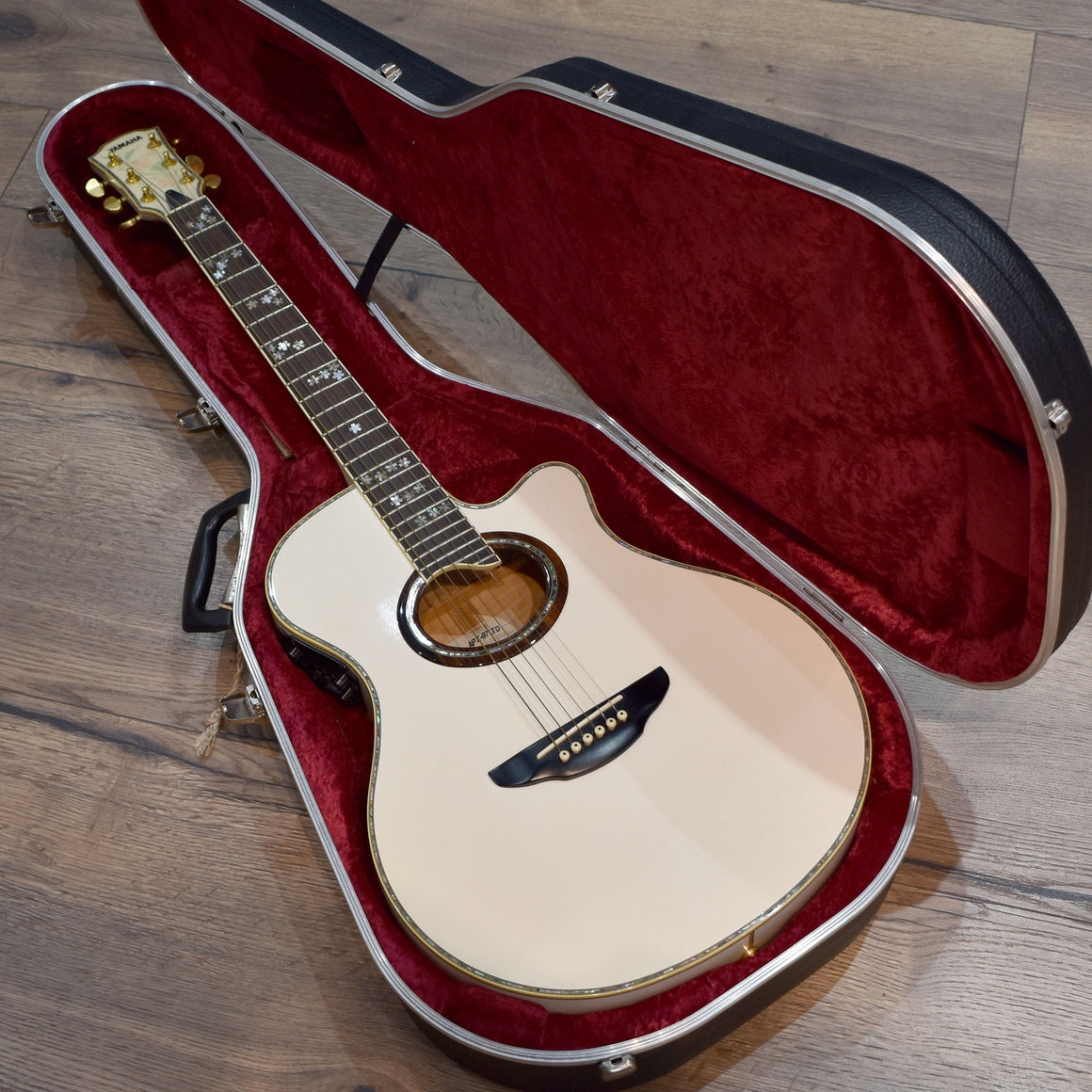 Yamaha APX97LTD White Pearl Electro-Acoustic Guitar w/Hard Case (Pre-Owned)